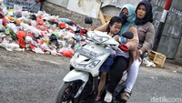 Sampah yang menimbulkan bau tak sedap itu menganggu kenyamanan pengendara.