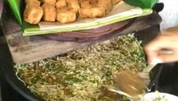 Ini pikulan penjual lontong balap.Lontong diberi tahu goreng, mento dan disiram tauge plus kuahnya. Enak dimakan hangat! Foto : Instagram @lovesuroboyo