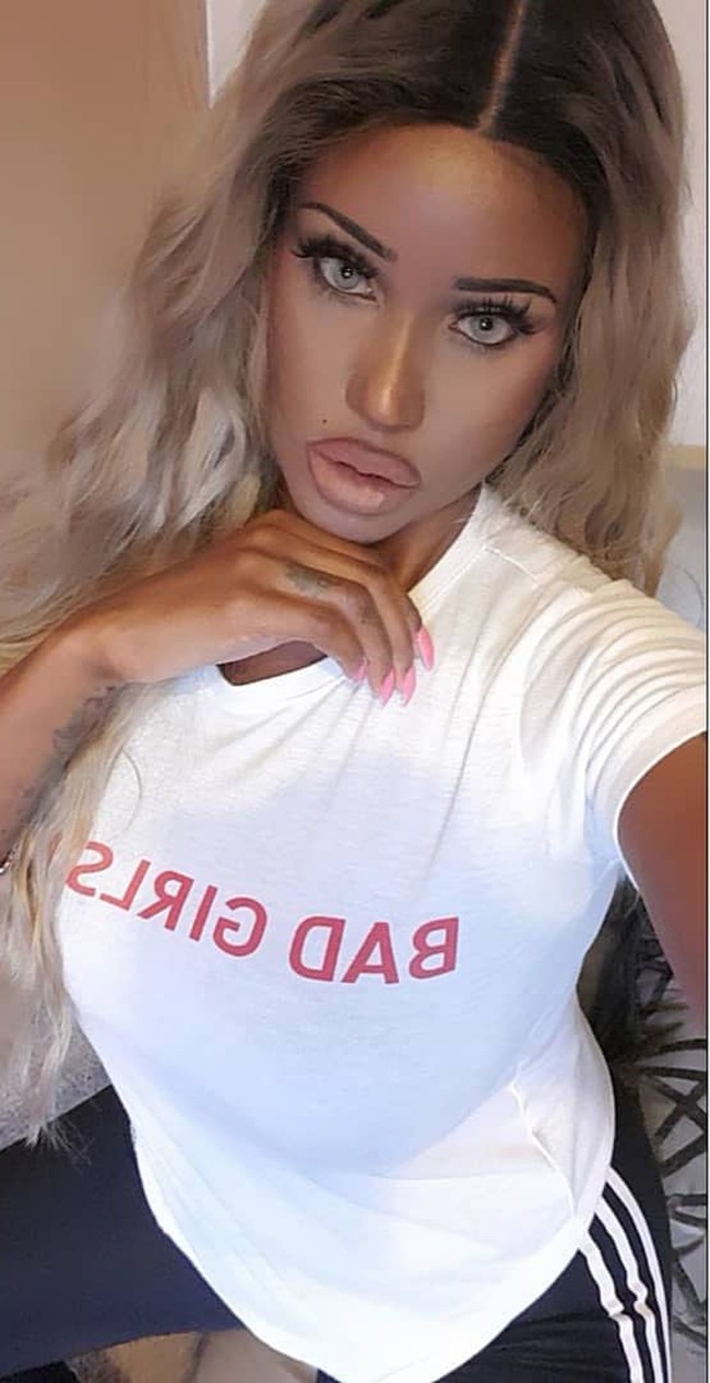 Wanita asal Salford, Inggris itu memang tampil tak biasa. Bibir super tebal dengan bulu mata panjang dan lentik menjadi ciri khasnya setelah operasi plastik.  Foto: Instagram (@ iamdiamonddoll)