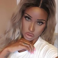 Wanita asal Salford, Inggris itu memang tampil tak biasa. Bibir super tebal dengan bulu mata panjang dan lentik menjadi ciri khasnya setelah operasi plastik.  Foto: Instagram (@ iamdiamonddoll)