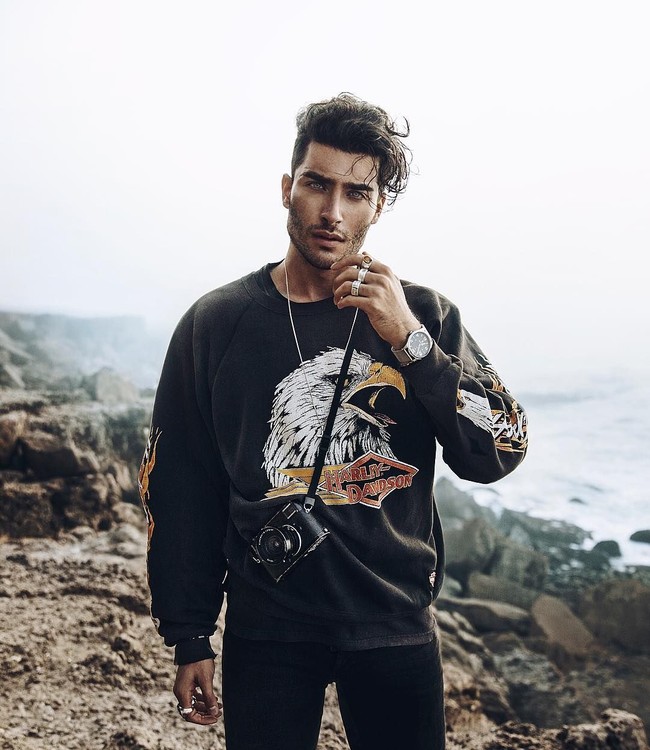 Pria tampan bermata hijau berusia 23 tahun ini adalah Toni Mahfud. Dia dikenal sebagai model, penyuka seni, fotografer dan influencer. Wajah tampannya dengan warna mata hijaunya membuatnya populer di media sosial. Followersnya saat ini sudah lebih dari 3,5 juta. Foto: Instagram