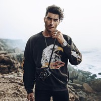 Pria tampan bermata hijau berusia 23 tahun ini adalah Toni Mahfud. Dia dikenal sebagai model, penyuka seni, fotografer dan influencer. Wajah tampannya dengan warna mata hijaunya membuatnya populer di media sosial. Followersnya saat ini sudah lebih dari 3,5 juta. Foto: Instagram