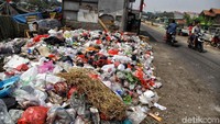 Sampah menumpuk di pinggir jalan di kawasan Cilincing, Jakarta Utara, Jumat (14/9/2018).