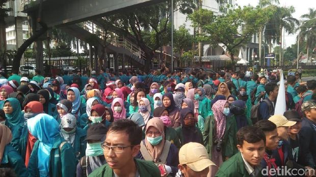 BEM SI Gelar Aksi Bela Rupiah di Kantor Kemenkeu