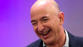 Sedangkan per menitnya, pria berumur 54 tahun ini mengantongi USD 149 ribu atau Rp 2,2 miliar. Bezos bisa beli 11 mobil Avanza seharga Rp 191 jutaan. Foto: Australia plus ABC