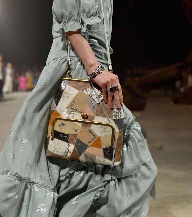Tas model vintage ini keluaran terbaru Coach. Foto: Dok. Vogue