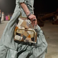 Tas model vintage ini keluaran terbaru Coach. Foto: Dok. Vogue