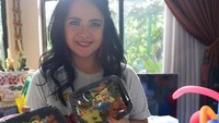 Shezy Idris dikenal sebagai artis. Kabar peceraiannya dengan sang suami berhasil menarik perhatian banyak orang. Lewat akun Instagramnya ia kerap membagikan momen kulinernya. Salah satunya ketika berpose dengan nasi tumpeng, di acara ulang tahun anaknya. Foto: Instagram @shezy_idris
