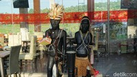Ini bukan roti khas Hawaii. Jimmy Irianto (57), pemilik toko mengatakan sejak 2005 terkenal sebagai Restauran Hawai dan nama itulah yang dilanjut sampai sekarang saat berjualan roti (Masaul/detikTravel)