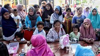 Penampakan antrean warga untuk sembako murah KJP.