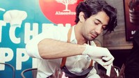  Duh, gayanya saat menghias kue cokelat ini terlihat seperti chef sungguhan, ya. Ia terlihat sangat serius saat meletakkan potongan cokelat di atas kue itu. Foto: Instagram officialpilarez