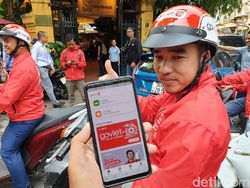 Aksi Abang Ojek Go-Viet Menelusuri Jalanan Hanoi