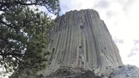 Selama berkunjung, traveler bisa hiking, piknik, bahkan panjat tebing (devilstowernps/Instagram)