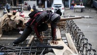 Seorang pekerja merangkai besi untuk jembatan penyeberangan orang (JPO).