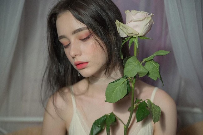 Riasan Dasha biasanya menitik beratkan pada makeup mata dengan bentuk eyeliner wing Foto: Instagram