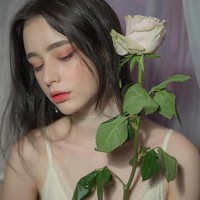 Riasan Dasha biasanya menitik beratkan pada makeup mata dengan bentuk eyeliner wing Foto: Instagram