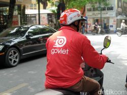 Aksi Abang Ojek Go-Viet Menelusuri Jalanan Hanoi