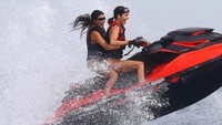 Kourtney terlihat sedang asik bermain jetski. (Instagram/kourtneykardash)
