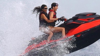 Potret Seksi dan Bugar Kourtney Kardashian Ketika Jalan-Jalan di Pantai