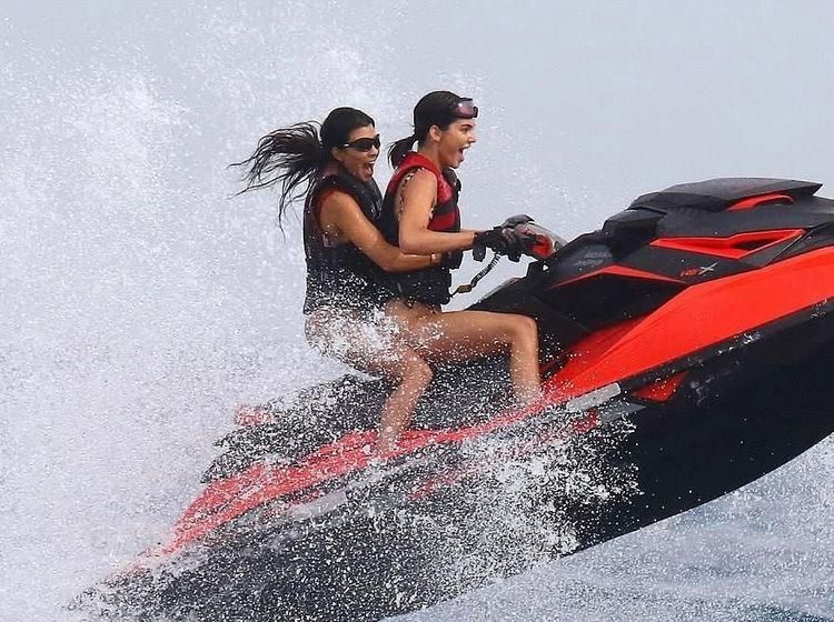 Potret Seksi dan Bugar Kourtney Kardashian Ketika Jalan-Jalan di Pantai