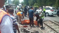 Tubuh wanita nahas ini sempat terseret kereta Logawa jurusan Stasiun Surabaya Gubeng-Lempunyangan sejauh 10 meter/Foto: Deny Prastyo Utomo