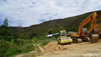 Kampung Kostera adalah kampung yang bisa dibilang unik karena jalanannya tak dibuat dari susunan batu atau aspal. Jalanan di kampung ini ditanami rumput yang memiliki ketinggian yang sama (Masaul/detikTravel)