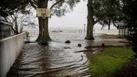 Tak hanya menghantam North Carolina, Gubernur South Carolina Henry McMaster mengatakan waktu warga untuk mengungsi hampir habis. McMaster mengatakan sejauh ini ada 421.000 orang yang telah dievakuasi dari negara bagian tersebut. Eduardo Munoz/Reuters.
