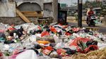 Bau! Potret Sampah yang Dibiarkan Bertumpuk di Cilincing