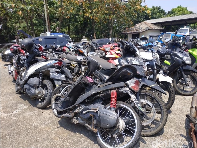 Bangkai Motor di Kantor Laka Lantas Polresta Depok, Jawa Barat. Foto: Ridwan Arifin Bangkai Motor di Kantor Laka Lantas Polresta Depok, Jawa Barat. Foto: Ridwan Arifin
