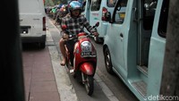Bukan hanya pemotor, sejumlah mobil juga parkir di trotoar.