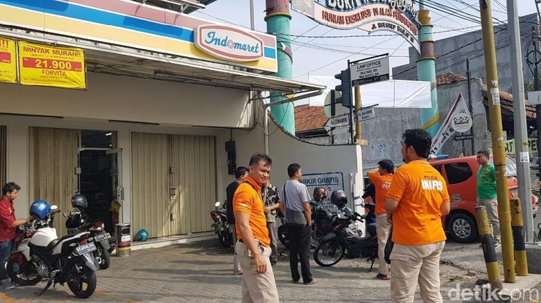 Todongkan Pistol, Gerombolan Perampok Satroni Minimarket di Semarang Todongkan Pistol, Gerombolan Perampok Satroni Minimarket di Semarang