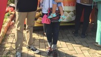 Jalan-jalan sore bersama sang putri, Shezy sempat mampir beli dim sum untuk menemaninya jalan-jalan sambil mengasuh sang putri. Foto: Instagram @shezy_idris