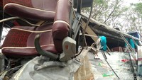 Kursi bus tampak terlepas akibat kerasnya benturan.