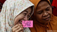 Para warga terlihat sangat semringah.