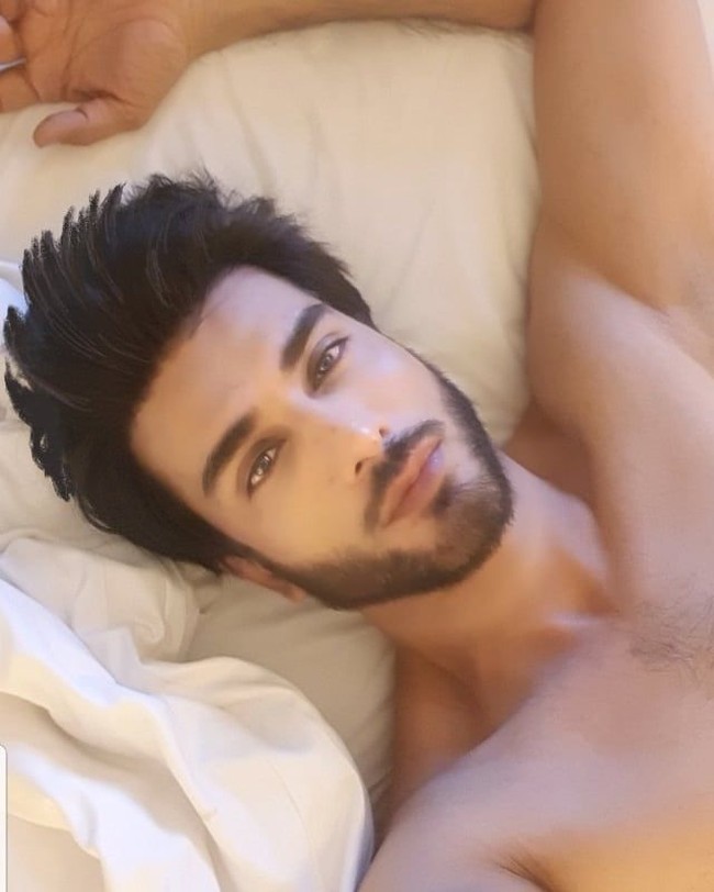 Imran Abbas, pria tampan asal Pakistan ini dikenal sebagai aktor dan model. Dia populer melalui serial televisi Meri Zaat Zarra-e-Benishan yang tayang pada 2009. Dia kemudian membintangi film drama Anjuman pada 2013. Foto: Instagram
