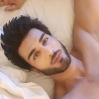 Imran Abbas, pria tampan asal Pakistan ini dikenal sebagai aktor dan model. Dia populer melalui serial televisi Meri Zaat Zarra-e-Benishan yang tayang pada 2009. Dia kemudian membintangi film drama Anjuman pada 2013. Foto: Instagram