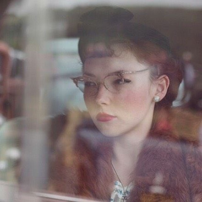 Sejak remaja ia sudah senang membeli busana retro. Sayangnya tidak semua orang menyukai gaya vintage Lydia. Tidak banyak komentar, tapi beberapa orang menertaiku ketika aku lewat. Remaja bisa sangat terus terang dan di usia itu semua orang ingin jadi cool seperti orang-orang yang mereka lihat di majalah. Tapi aku selalu nyaman dan bahagia dengan diriku jadi itu tak mengganggu, tambahnya. Foto: Instagram @misskittyrouge