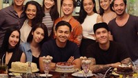 Mengenakan baju berwarna hitam, pemain film Habibie & Ainun ini menghadiri pesta ulang tahun Deva Mahenra pada April lalu. Mereka melahap sajian western dan beberapa kue di salah satu restoran wilayah Jakarta. Foto: Instagram devamahenra