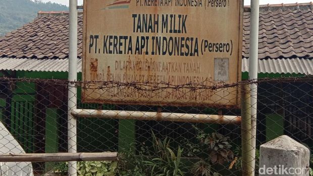 Warga membangun rumah di atas lahan milik PT KAI