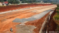 Saluran air di sepanjang tol juga telah dibangun.