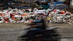 Bau! Potret Sampah yang Dibiarkan Bertumpuk di Cilincing