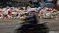 Sampah yang menumpuk didominasi oleh plastik dan styrofoam.
