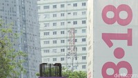 Ditiang bekas monorail di kawasan Asia Afrika juga masih banyak spanduk promosi Asian Games.