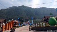 Gerbang masuk menuju Telomoyo berada di Dusun Dalangan, Desa Pandean, Kecamatan Ngablak, Kabupaten Magelang. Di gerbang masuk ini terpampang tulisan besar Telomoyo, kemudian nantinya akan menemukan lokasi parkiran yang luas. (Eko/detikTravel)