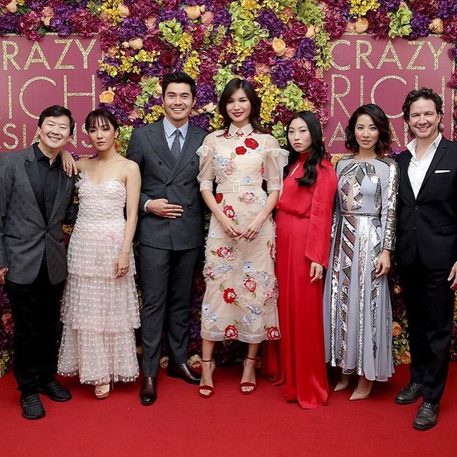 Astrid Young digambarkan sebagai sosok wanita kaya raya yang terlihat sempurna, tapi sebenarnya memiliki luka yang ia sembunyikan. Karakternya yang cantik, tangguh di luar tapi juga rapuh di dalam, sukses diperankan Gemma Chan. Foto: Instagram/@gemma_chan