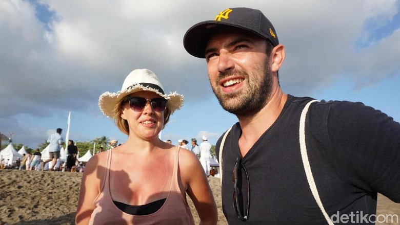 Killian dan Samantha, turis Irlandia yang ikut melepas tukik (Aditya/detikTravel) Killian dan Samantha, turis Irlandia yang ikut melepas tukik (Aditya/detikTravel)
