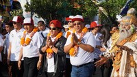 Termasuk oleh Bupati Badung I Nyoman Giri Prasta dan komunitas hingga para turis asing yang sedang berwisata di Pantai Petitenget. (Aditya Mardiastuti/detikTravel)