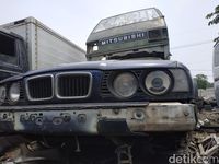 Menuai Untung dari Bangkai Mobil