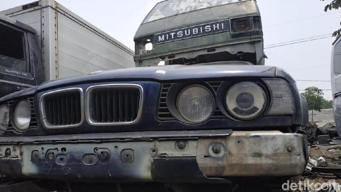 Bisnis Mobil Bangkai atau Mobil Rongsok