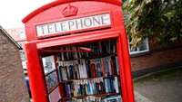 Beragam buku disediakan di dalam kotak telepon tersebut untuk menarik minat masyarakat dalam membaca buku. Darren Staples/Reuters.